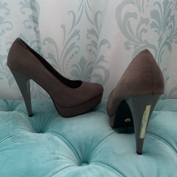 🔥Beyonce’s House of Dereon Heels🔥 - Picture 1 of 7